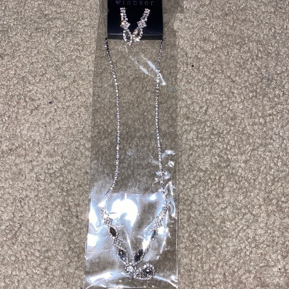 Windsor earrings and necklace set silver - Picture 1 of 4